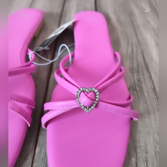 New Wild Fable Pink Heart Charm Strappy Sandals in Pink Size 11 🩷 - Picture 3 of 6